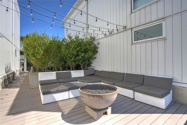 Building Photo - Unique 1 bed/1bath, 200 sqft patio, 2 parking spaces, high end finishes.