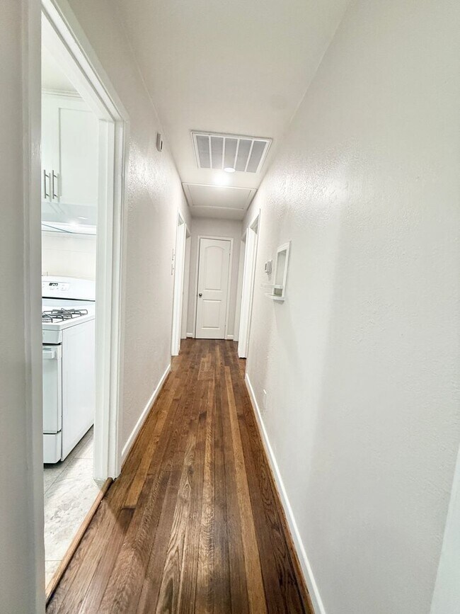 Building Photo - Adorable 3/1/1 Home in Lake Jackson !