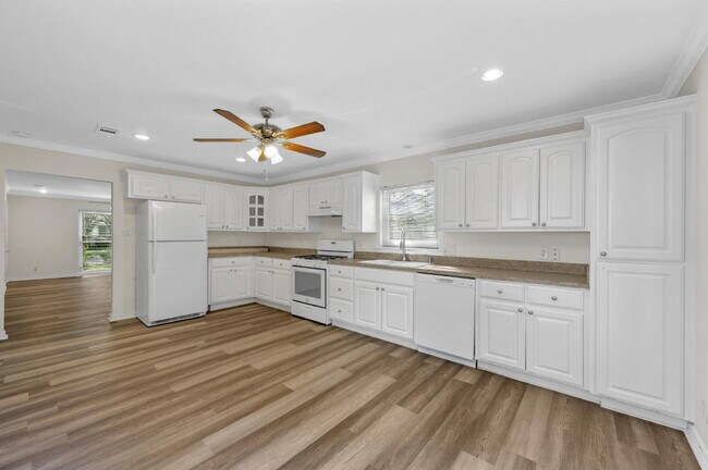 Building Photo - 1321 Casa Vale Dr