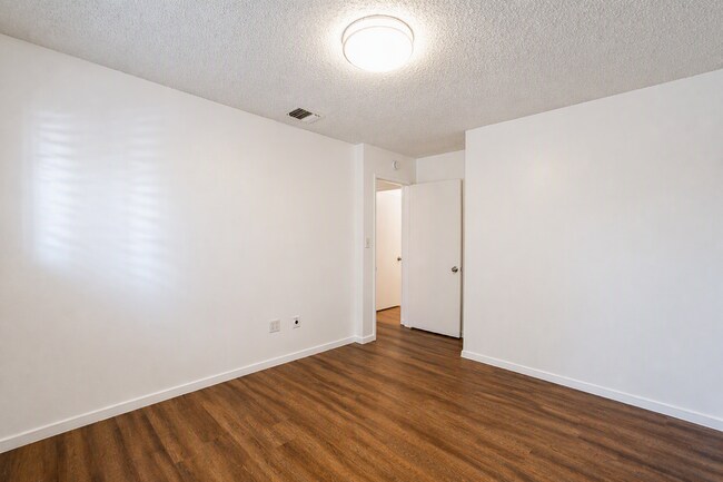 Building Photo - 220 Lilac Ct