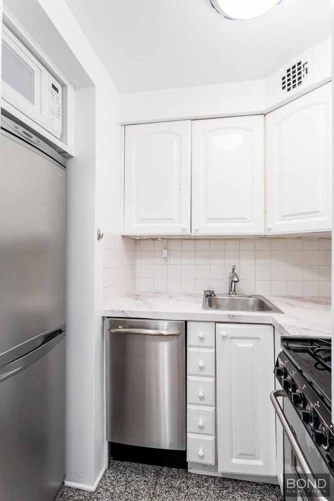 Building Photo - 410 W 24 St