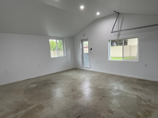 Building Photo - 5457 Beck Ave