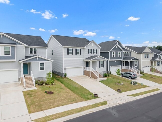 Building Photo - Spacious 5-Bedroom Home with Modern Upgrad...
