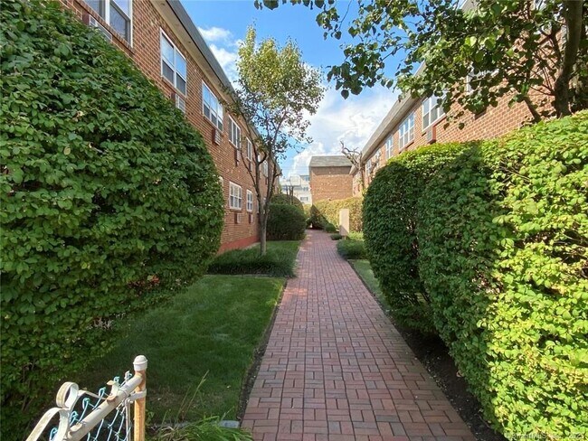 Building Photo - 637 Cove Rd