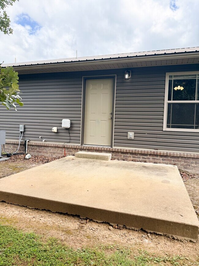 Building Photo - Commutable 2/1 Apartment • Water Included • Batesville