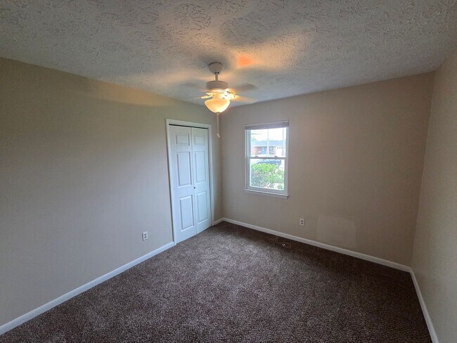 Building Photo - Peaceful Living at the End of a Cul-de-Sac!