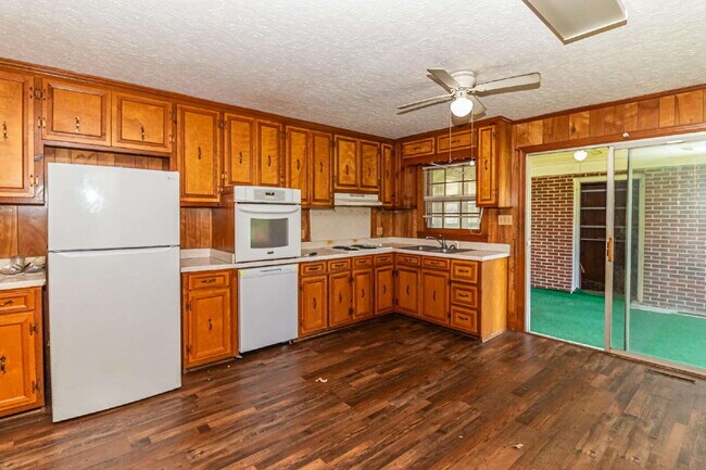 Building Photo - Brick Ranch in Pikeville! Lawn care included!