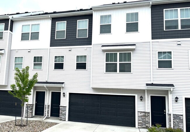 Building Photo - 213 NE 23rd Ln