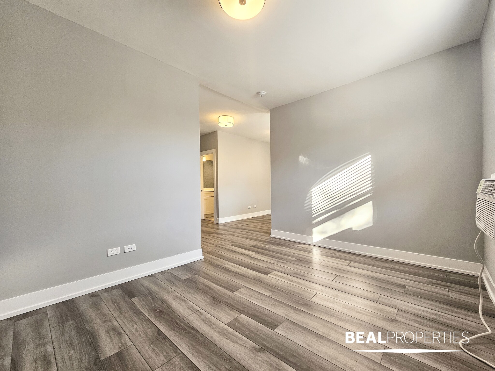 Building Photo - 3935 N Janssen Ave