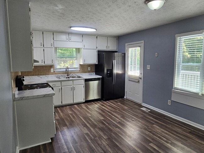 Building Photo - 3 bedroom 2 bath home with basement