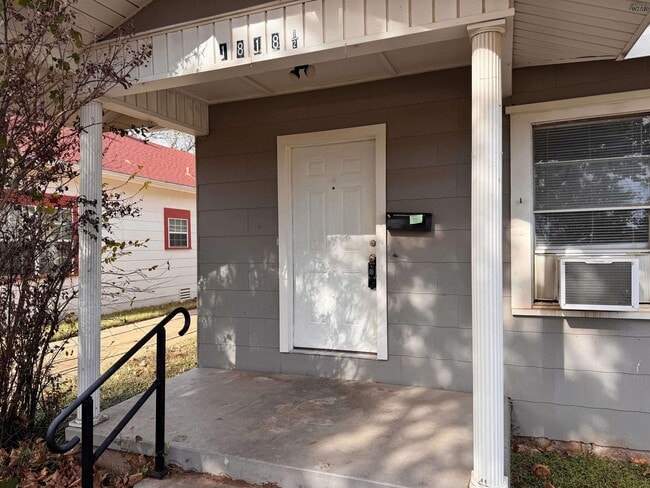 Building Photo - 1818 Collins Ave