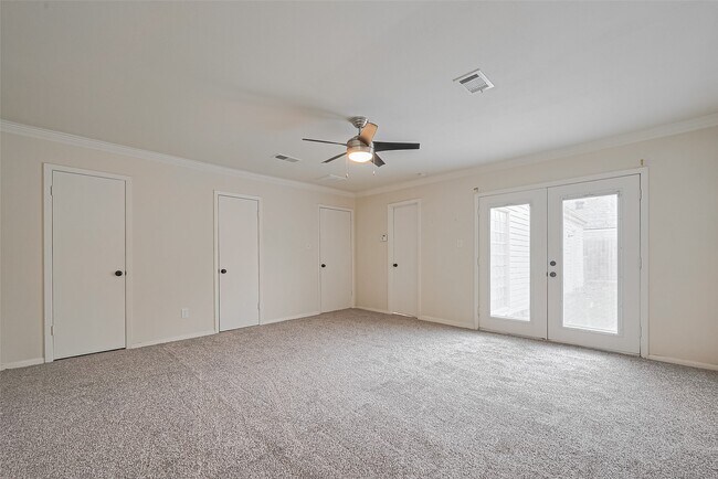 Building Photo - 13731 Greenway Dr