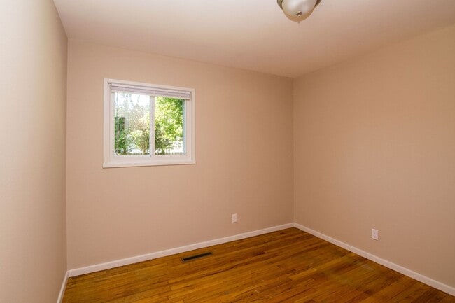 Building Photo - 2420 N Circle Dr