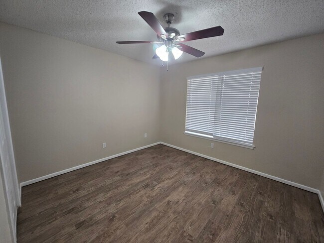 Building Photo - Great updated 4 bedroom 2.5 bath home, 2 c...