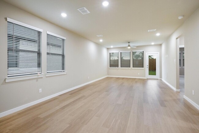 Building Photo - 518 Travine Dr