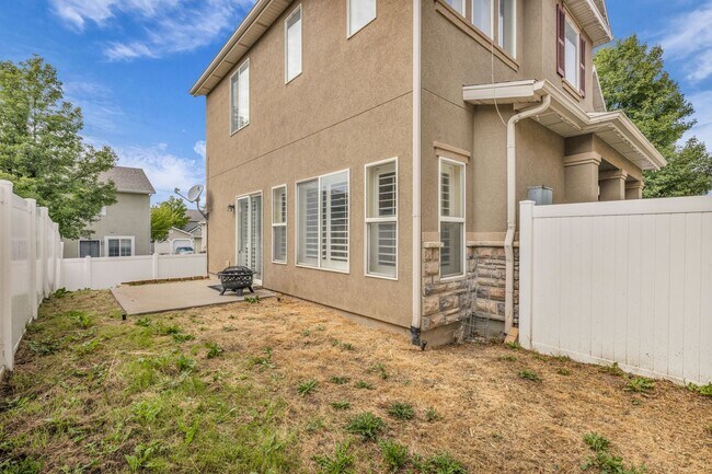 Building Photo - Modern 2-Bedroom, 2.5-Bath Townhome with Two-Car Garage & Private Backyard in South Ogden
