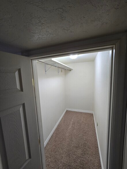 Building Photo - 13536 S Rose Hill Dr