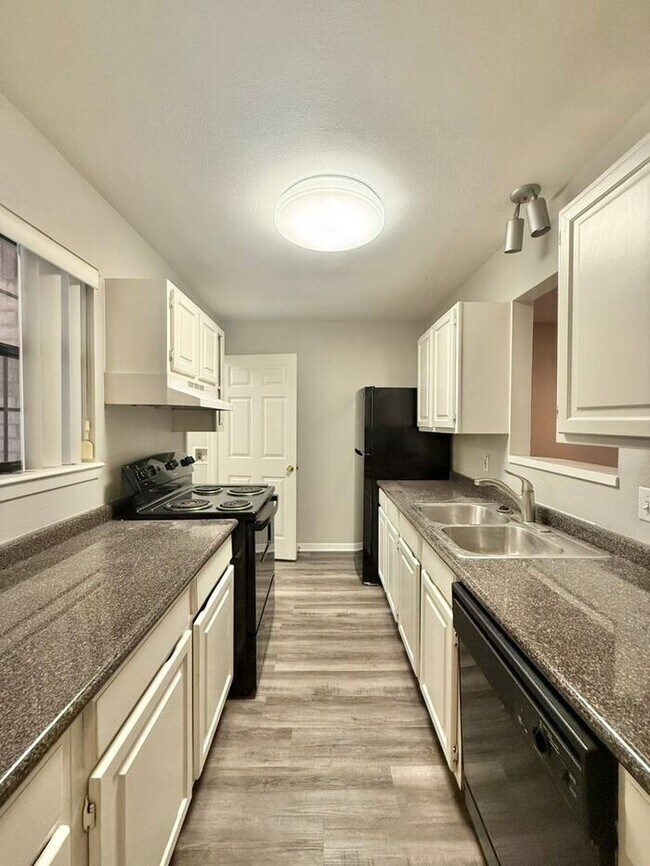 Building Photo - Tour Today! Stunning 3 Bedroom, 2 Bathroom Duplex in Tyler!