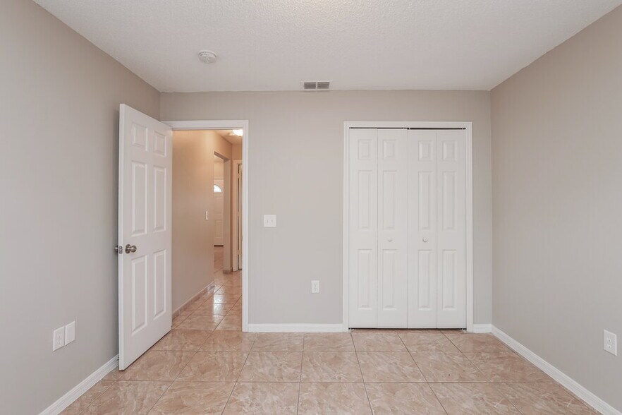 Building Photo - 979 Gascony Ct