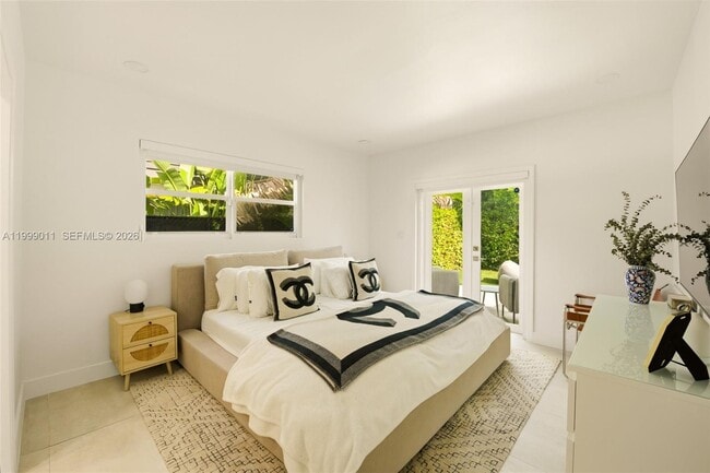 Building Photo - 725 W 51st St