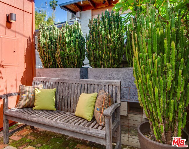 Building Photo - 927 1/2 Victoria Ave