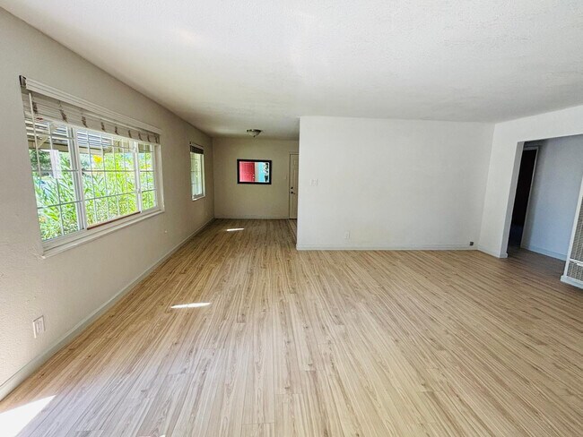 Building Photo - 1725 Hogar Dr