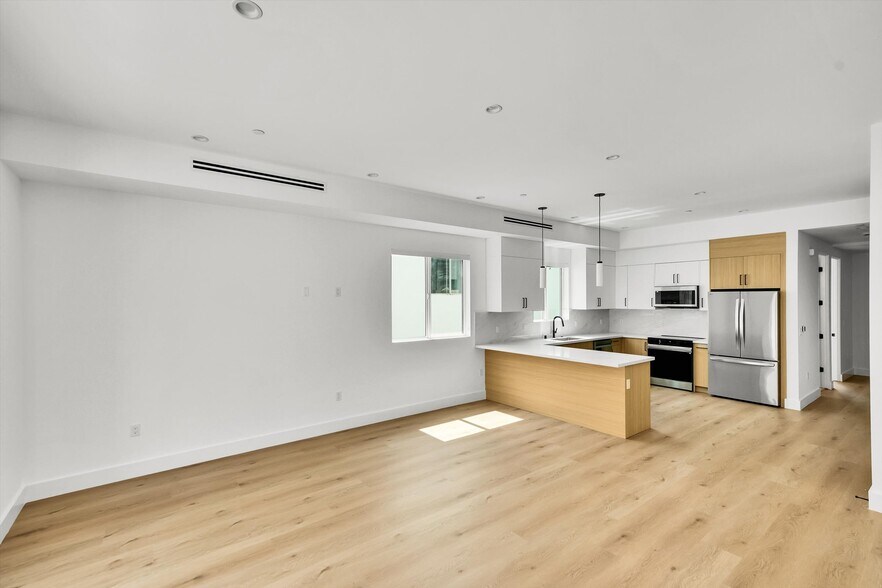 Building Photo - 5024 Cahuenga Blvd