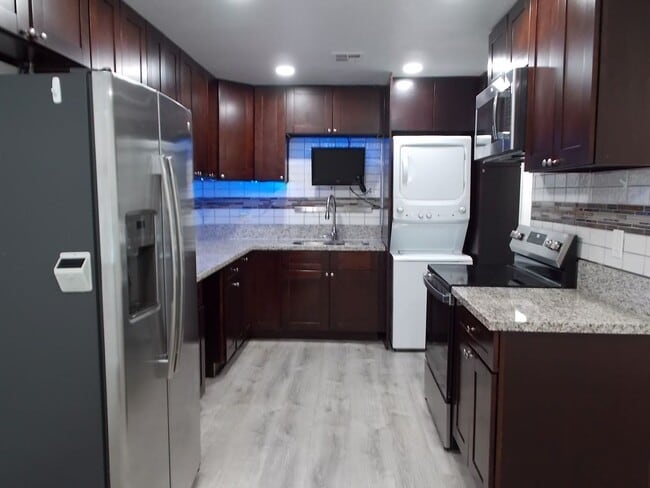 Building Photo - 6208 Ilanos Ln