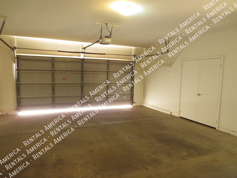 Building Photo - 5965 W Oakland St