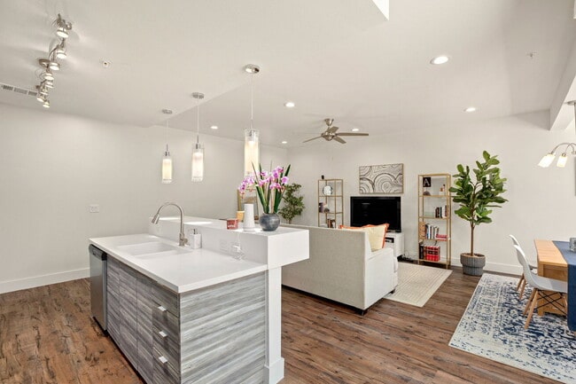 Building Photo - 604 N Bluff Dr