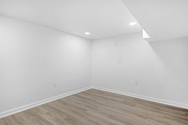 Building Photo - GORGEOUS end unit in Baltimore! 3 Bedrooms 3 Bathrooms Plus a Rec Room!