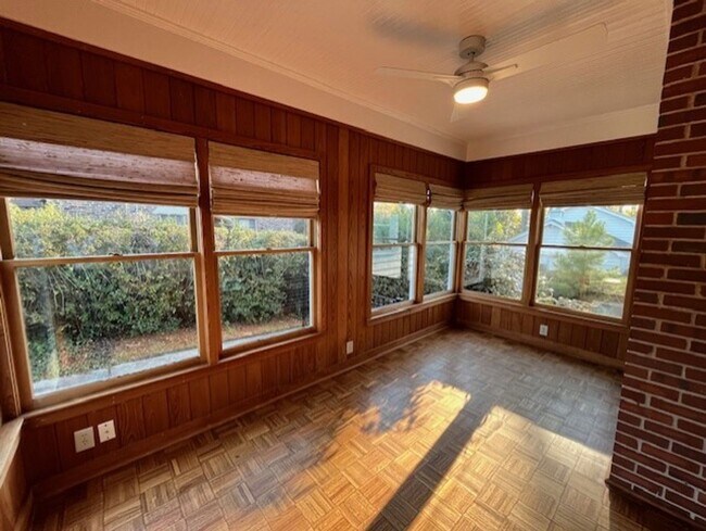 Building Photo - Beautifully Updated House in Forest Hills!