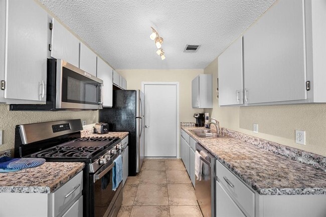 Building Photo - 1111 Fairlawn Cove