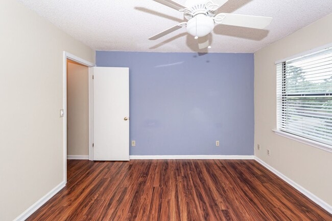 Building Photo - 2 Bedroom, 1.5 Bathroom Townhome in Island Bluff - James Island