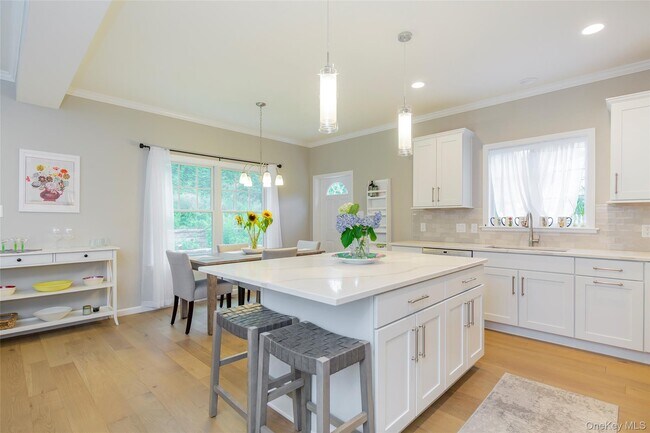 Building Photo - 15 S Beach Rd