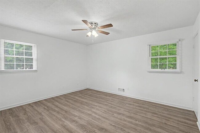 Building Photo - 2985 Fredrick Dr