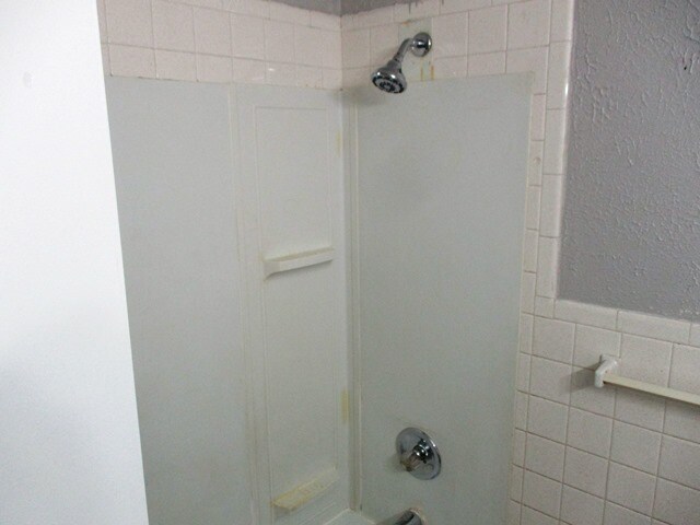 Building Photo - 224 Robinhood Ln