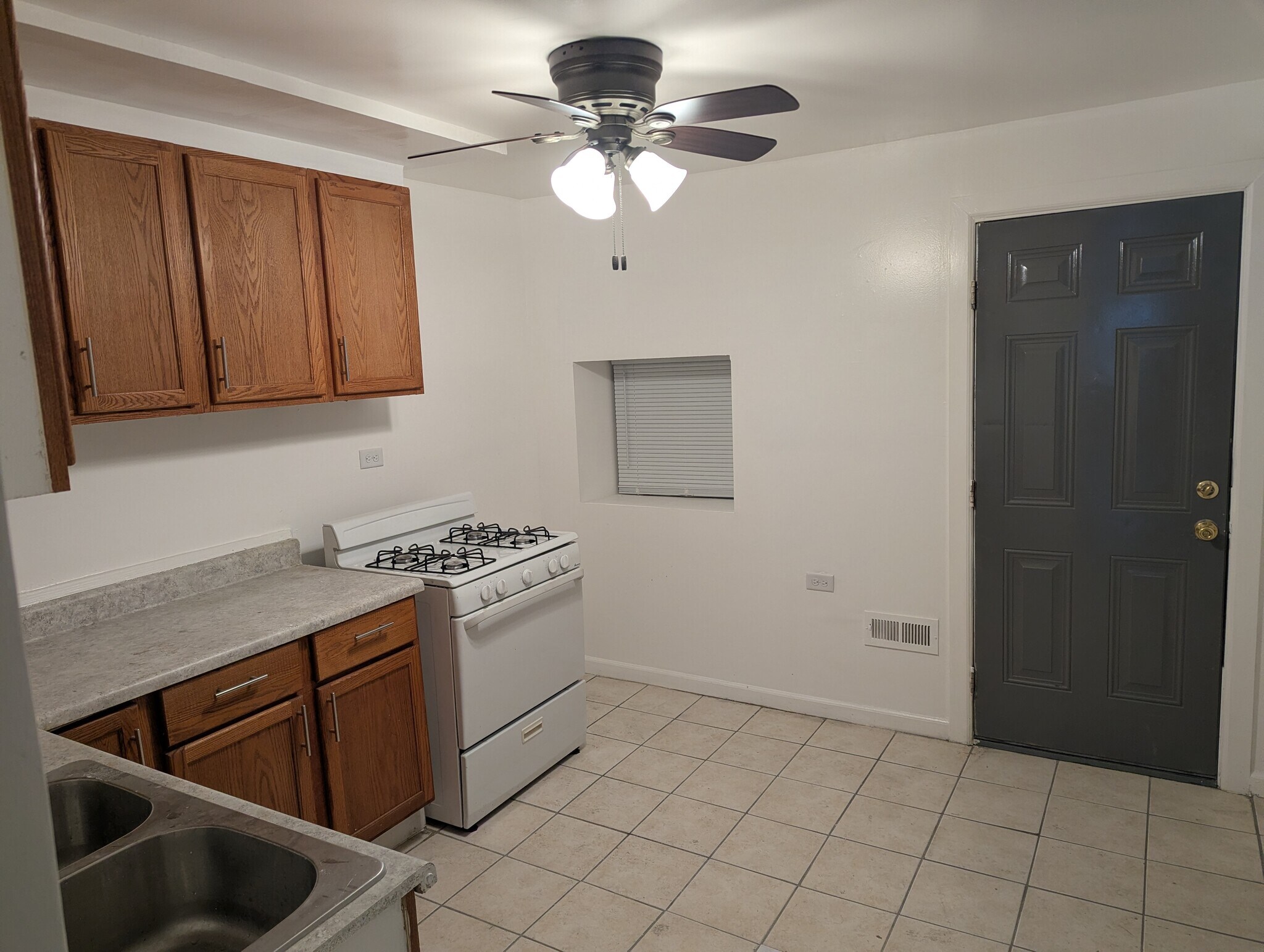 Kitchen - 1318 S Kolin Ave