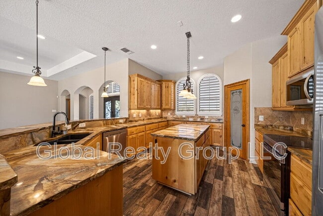 Building Photo - 7033 Robin Hood Way