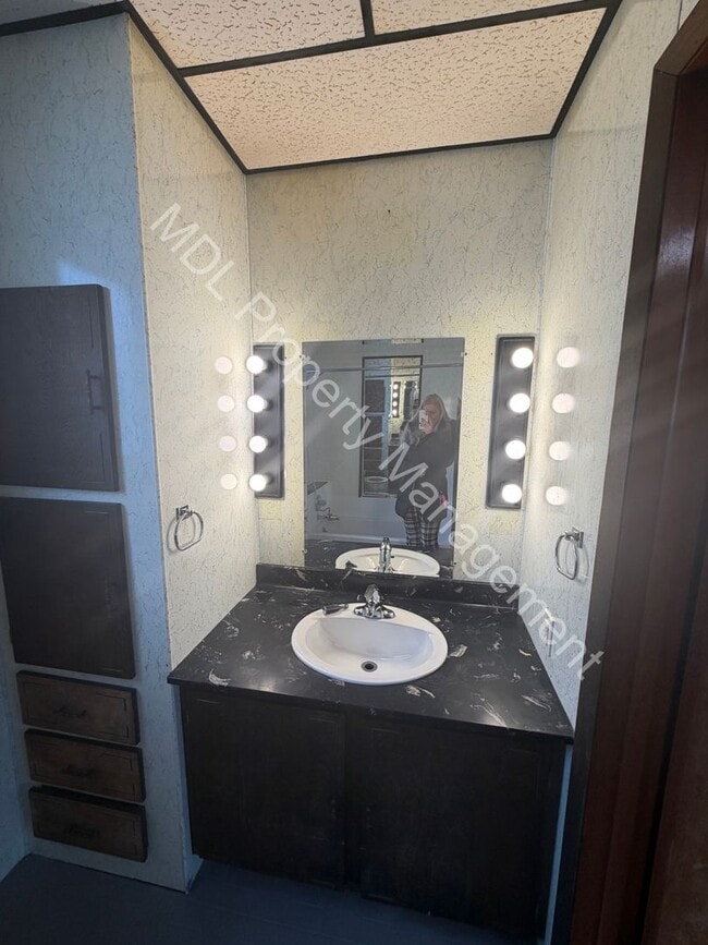 Building Photo - 3 Bedroom 2 Bathroom Home w/ Full Basement