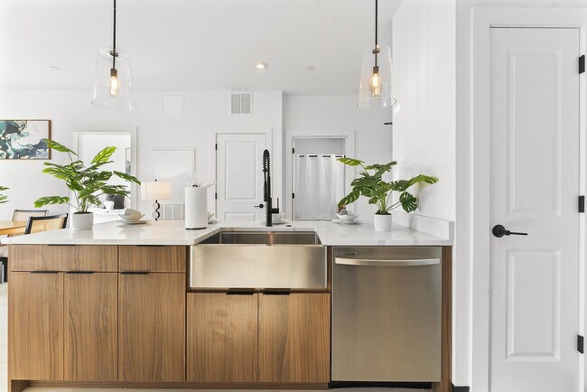 Building Photo - 600 Broadway-SI ID1240317P