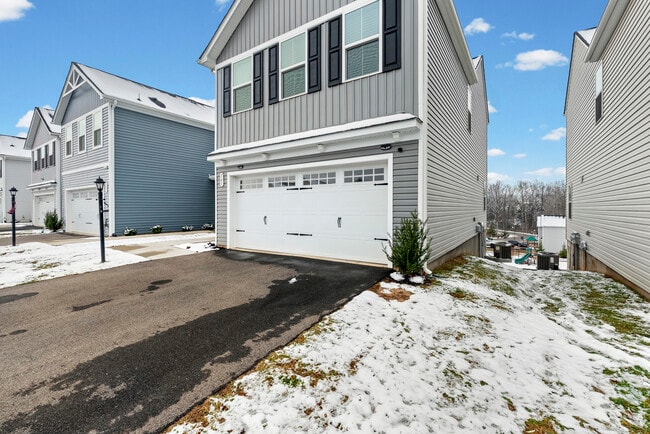 Building Photo - 161 Robinia Rd