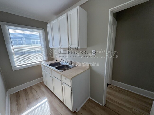 Building Photo - 301 N Temple Ave