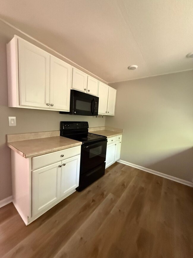 Building Photo - 2 bedroom 1 bath single family home
