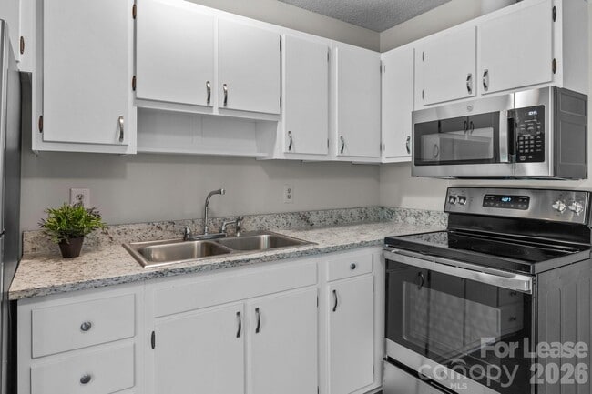 Building Photo - 3315 Erskine Dr