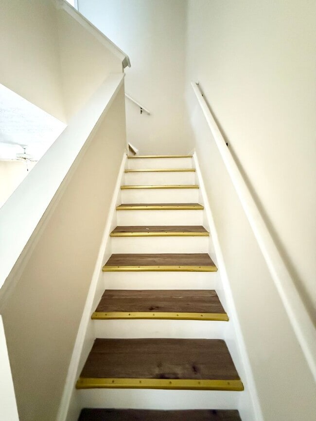 Building Photo - 2 bed/2.5 bath townhome near downtown Daws...