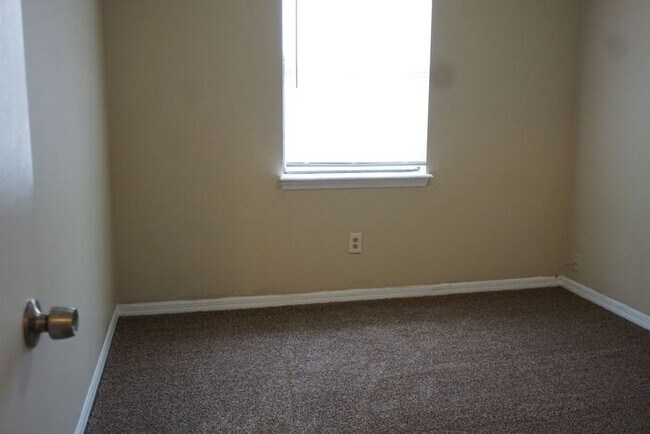 Building Photo - 3 Bedroom 2 Bathroom Townhome with Fenced Backyard. No Additional Fees