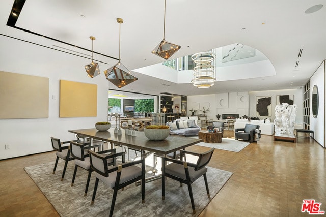 Building Photo - 809 N Rexford Dr