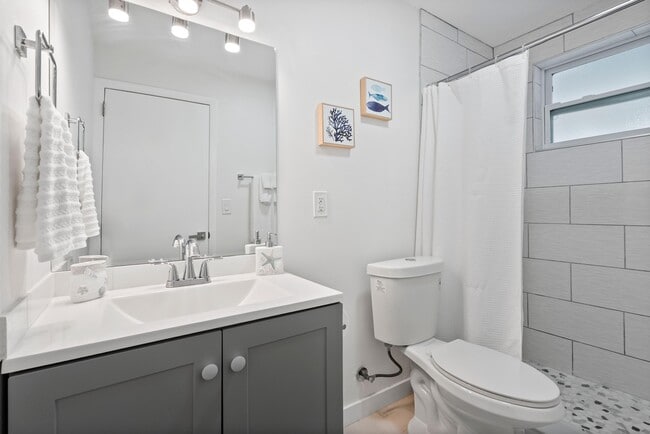 Building Photo - 670 Hernando St