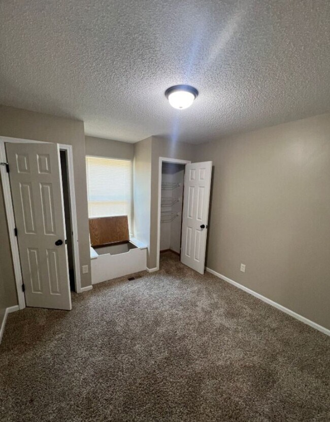 Building Photo - 925 NE Carousel Ln